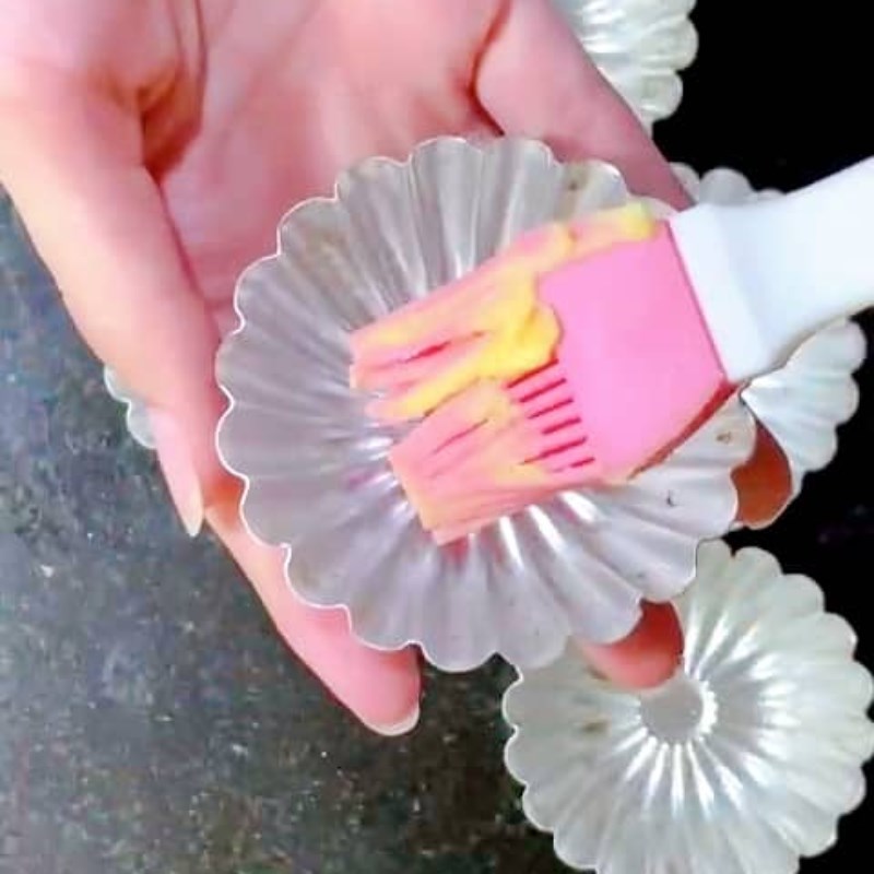 Bước 3 Đổ khuôn và nướng bánh Bánh muffin chuối socola bằng nồi chiên không dầu