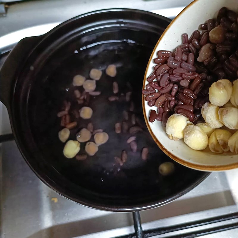 Bước 2 Hầm bồ câu Bồ câu hầm đậu đen hạt sen