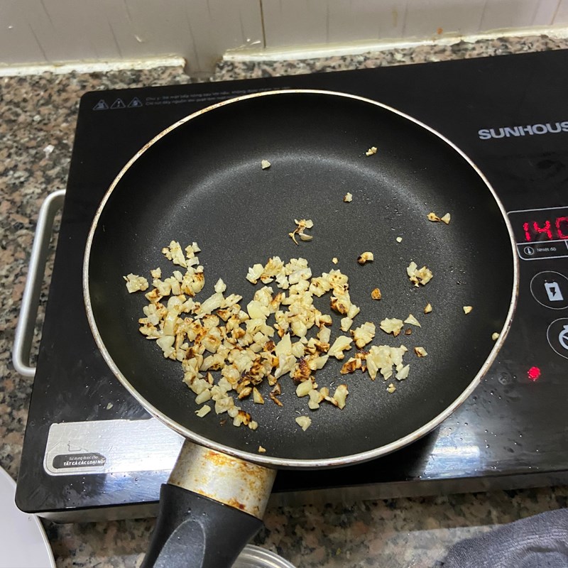 Bước 2 Làm cơm chiên trứng Cơm chiên tỏi trứng