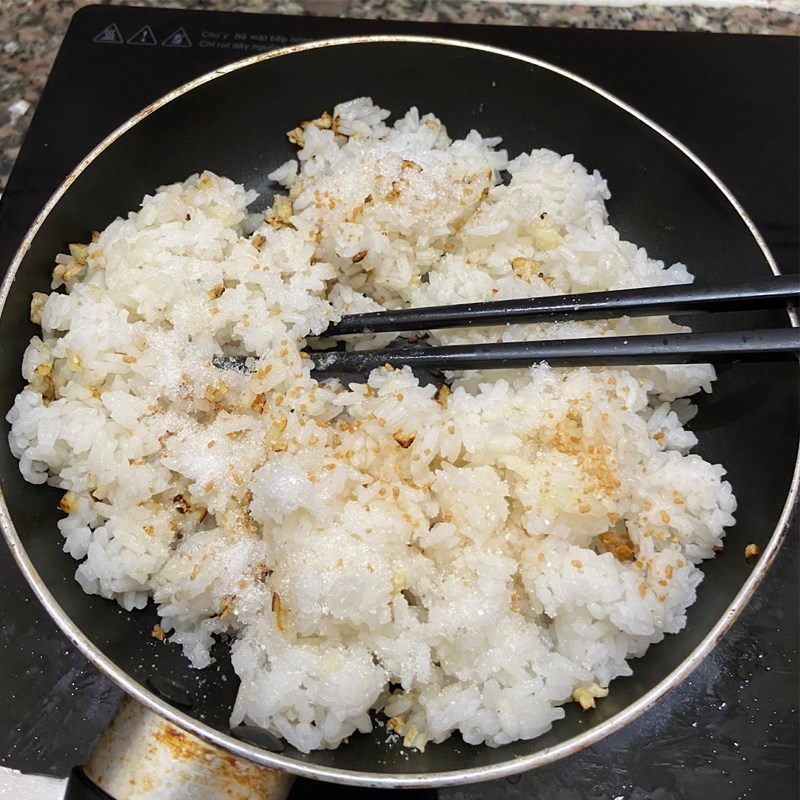 Bước 2 Làm cơm chiên trứng Cơm chiên tỏi trứng