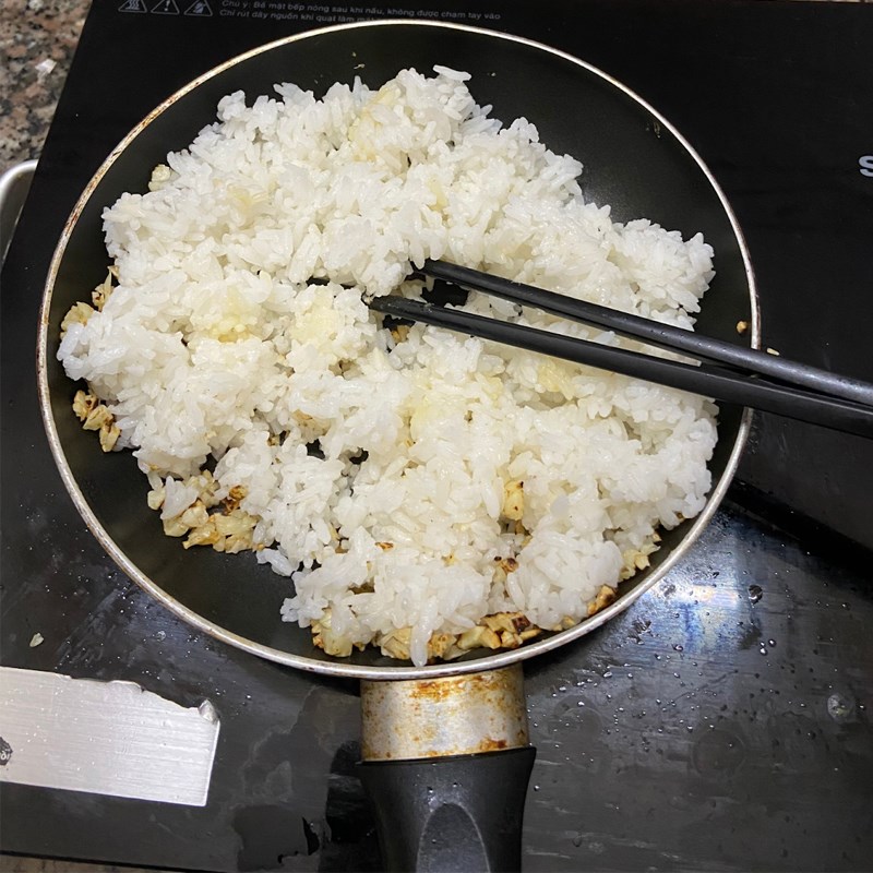 Bước 2 Làm cơm chiên trứng Cơm chiên tỏi trứng