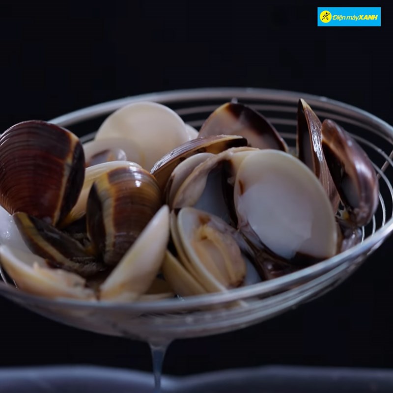 Bước 1 Luộc nghêu Cơm nghêu thịt xào cay