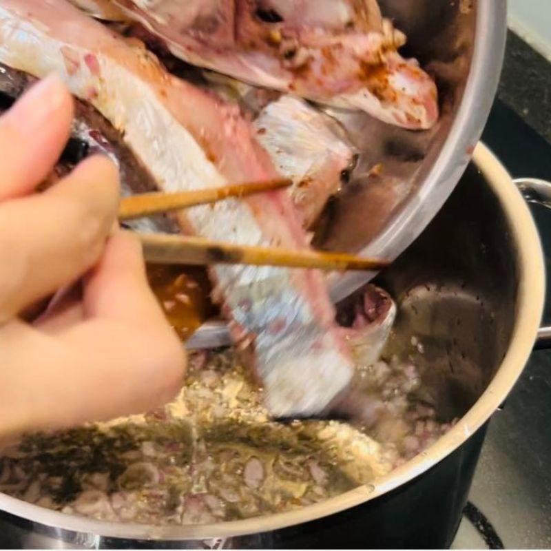 Bước 3 Nấu canh Cá chim biển nấu canh chua