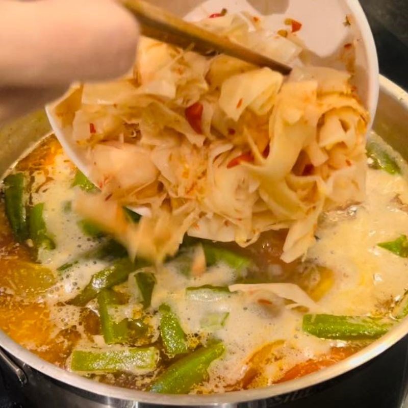 Bước 3 Nấu canh Cá chim biển nấu canh chua