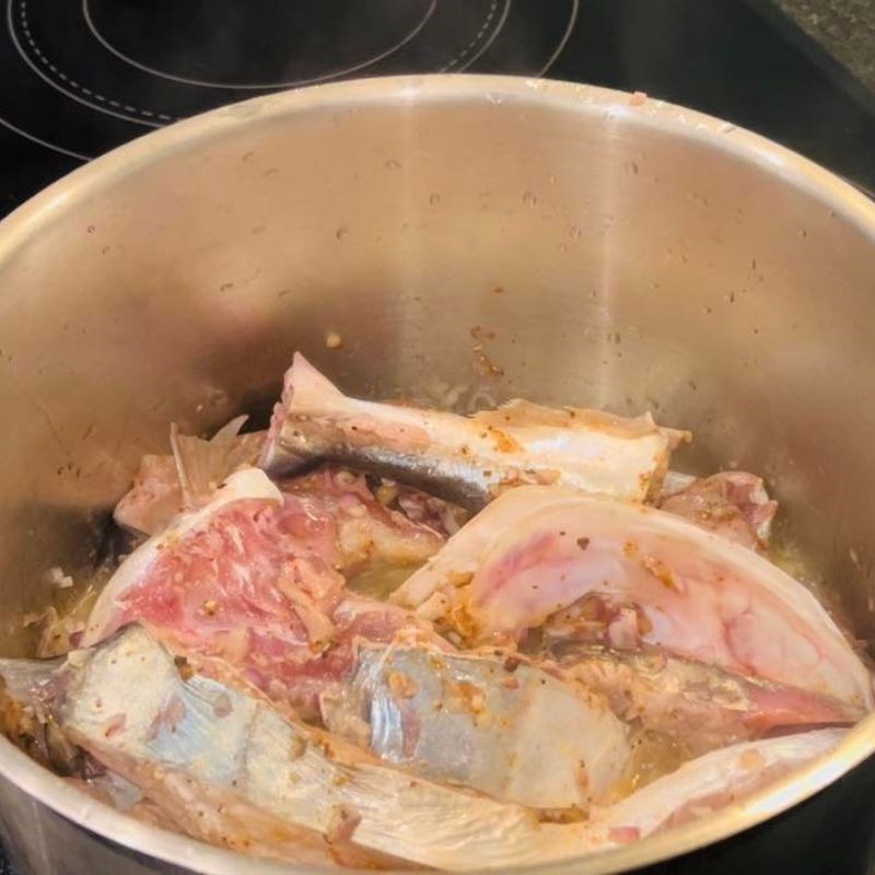 Bước 3 Nấu canh Cá chim biển nấu canh chua