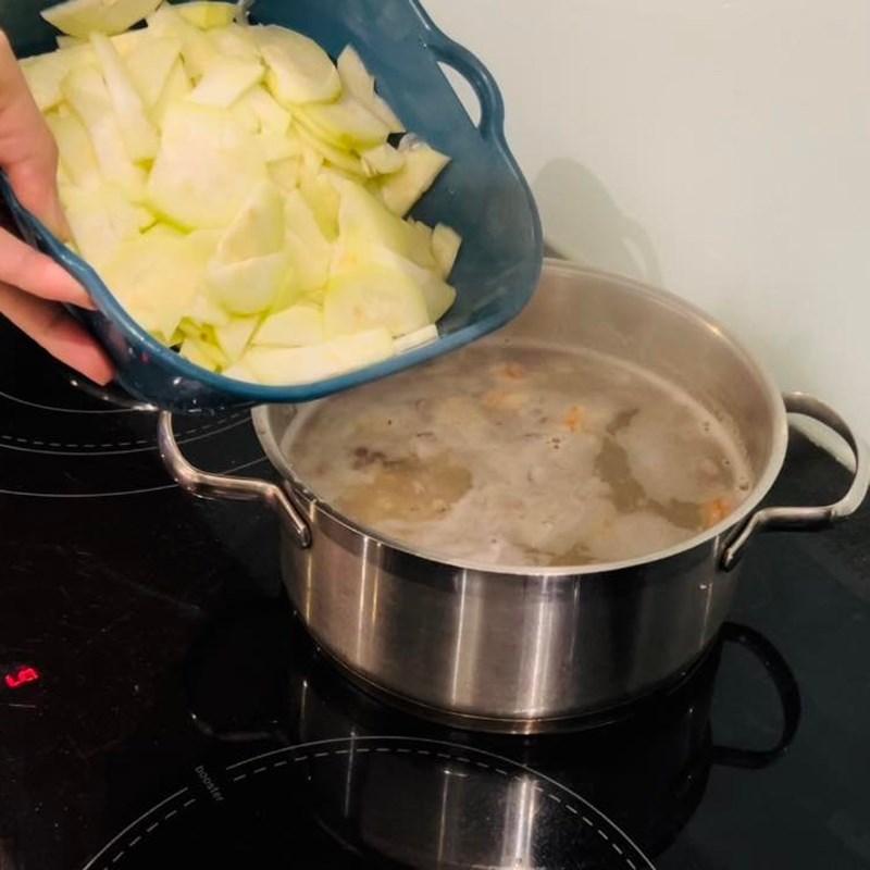 Bước 2 Nấu canh Canh tôm nấu bầu sọc