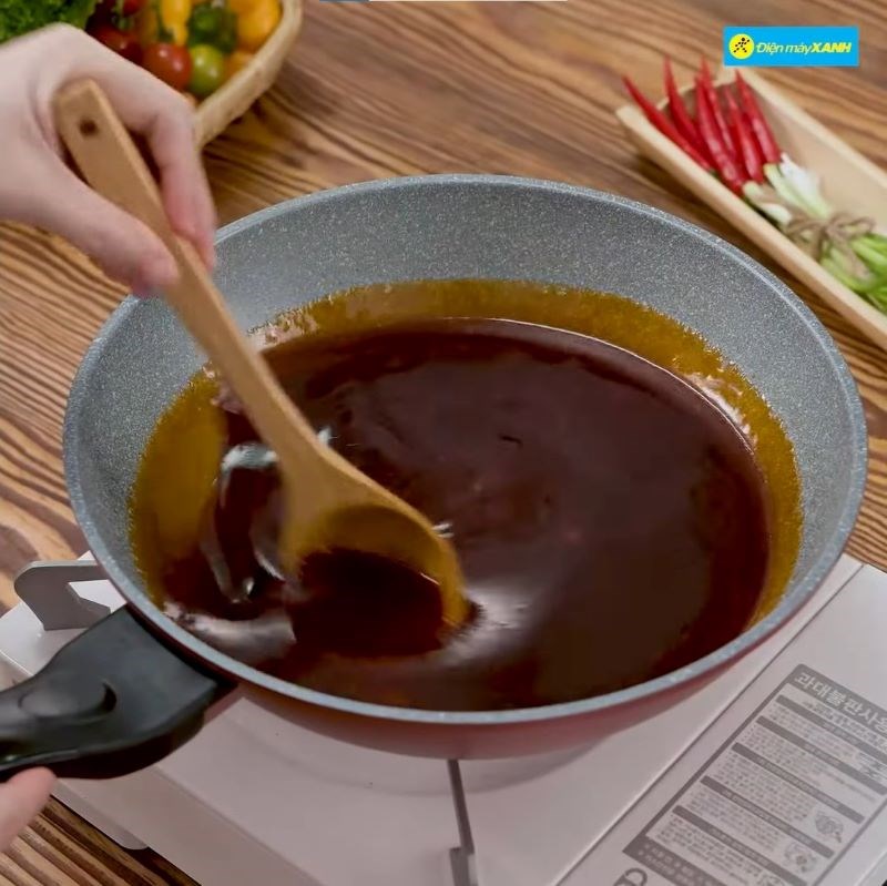 Bước 1 Nấu nước sốt Sốt kho tiêu