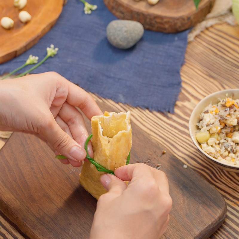 Bước 3 Nhồi nhân đậu hũ Cách làm đậu hủ bao bố hạt sen sốt xí muội