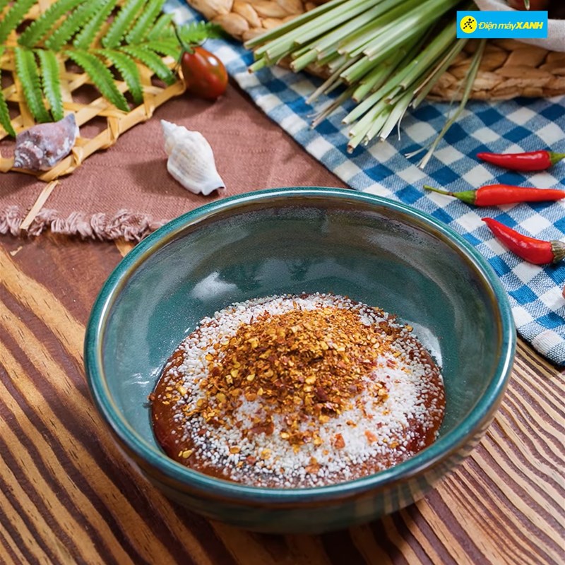 Bước 2 Pha sốt cay Cơm nghêu thịt xào cay