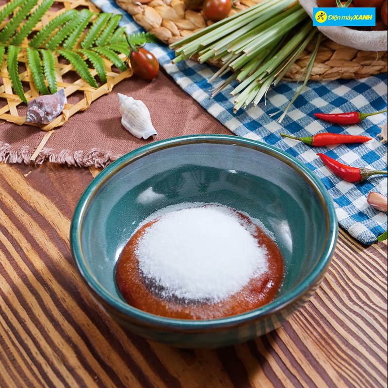 Bước 2 Pha sốt cay Cơm nghêu thịt xào cay