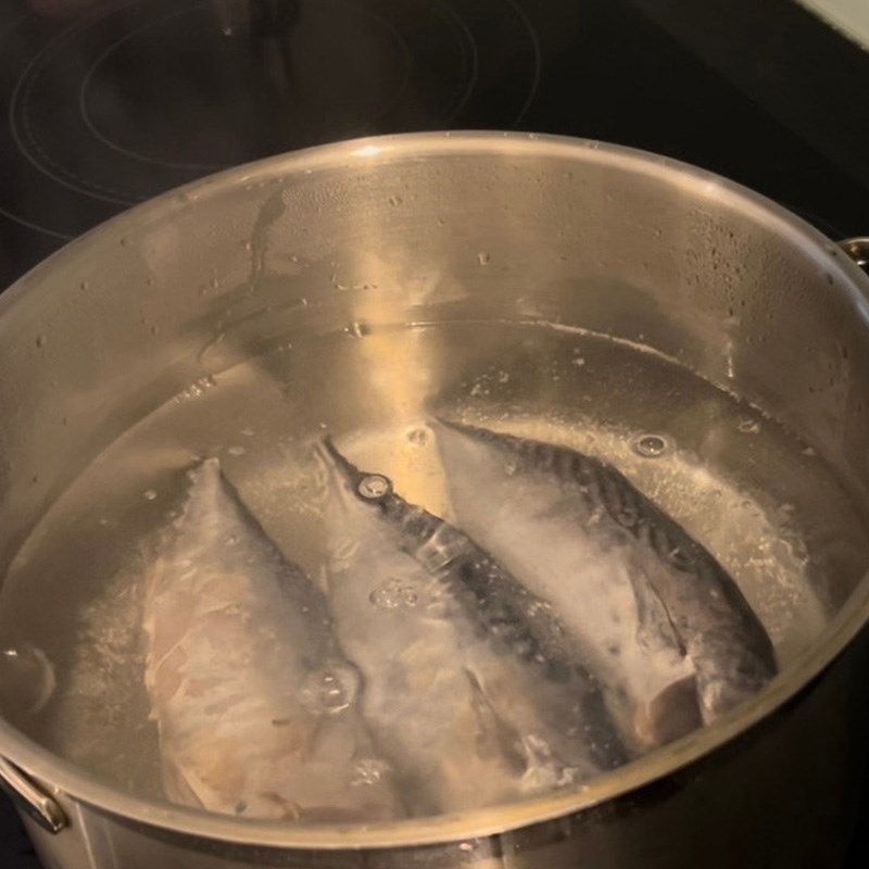 Bước 1 Sơ chế cá ngừ Bánh canh cá ngừ