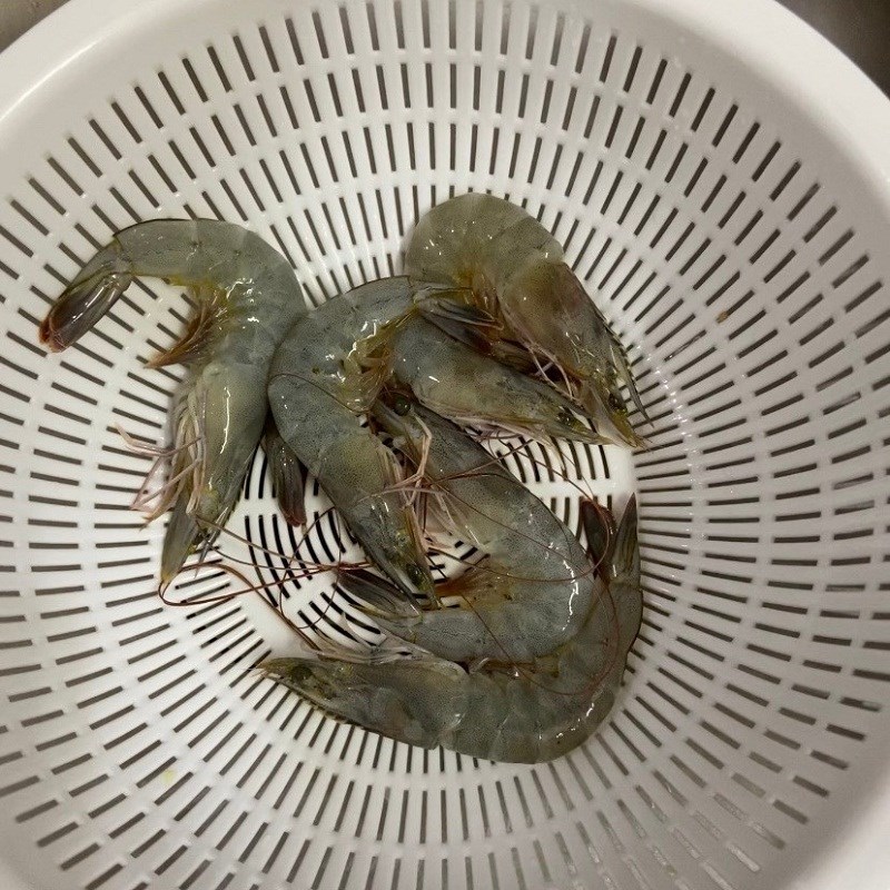 Bước 1 Sơ chế các nguyên liệu Bánh tráng cuốn tôm