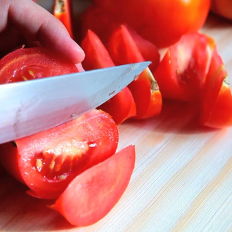 Bước 2 Sơ chế các nguyên liệu khác Cá chim biển nấu canh chua
