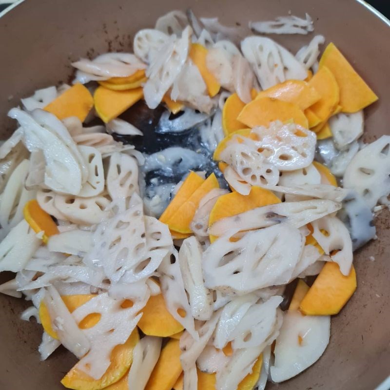 Bước 2 Xào củ sen Củ sen xào chay