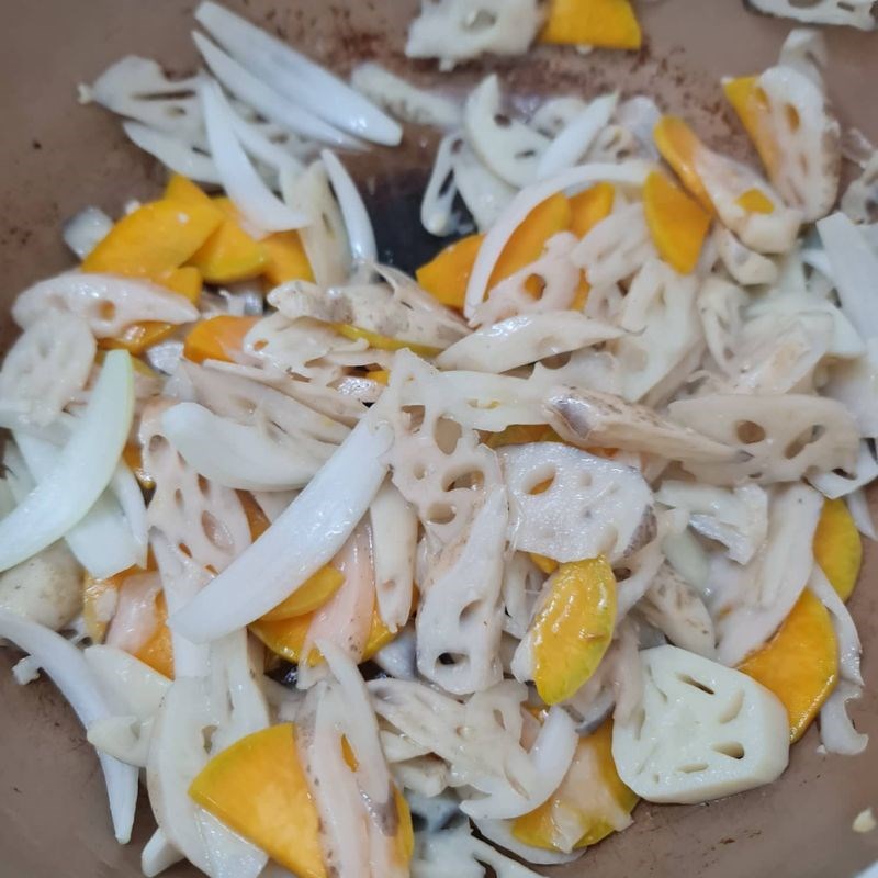 Bước 2 Xào củ sen Củ sen xào chay