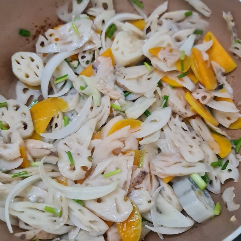 Bước 2 Xào củ sen Củ sen xào chay