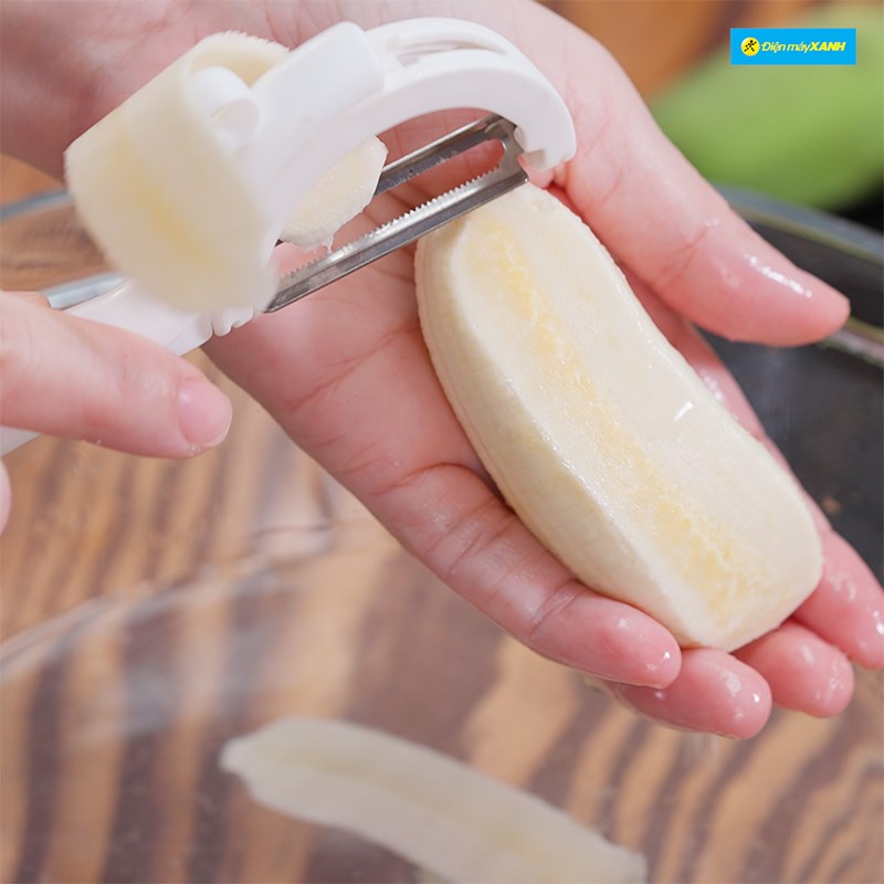 Bước 2 Sơ chế chuối Snack chuối lắc phô mai