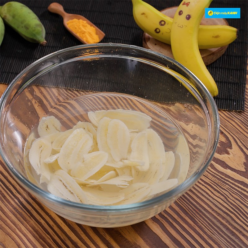 Bước 2 Sơ chế chuối Snack chuối lắc phô mai