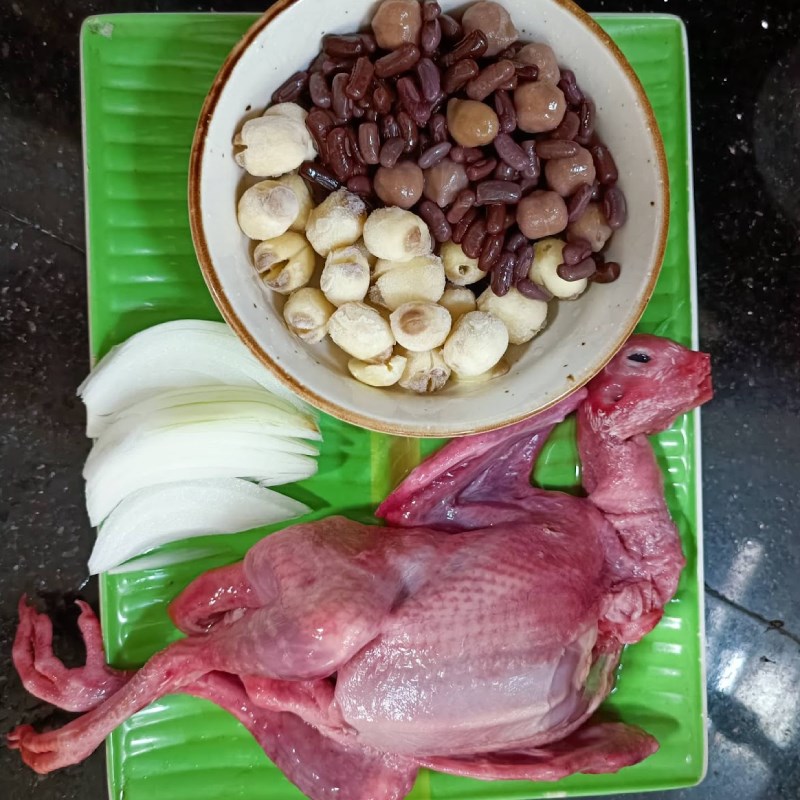 Bước 1 Sơ chế nguyên liệu Bồ câu hầm đậu đen hạt sen