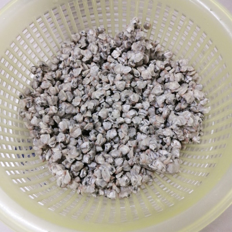 Bước 1 Sơ chế nguyên liệu Hến xào sả ớt