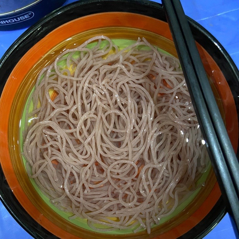 Bước 1 Sơ chế nguyên liệu Bún gạo lứt xào xúc xích