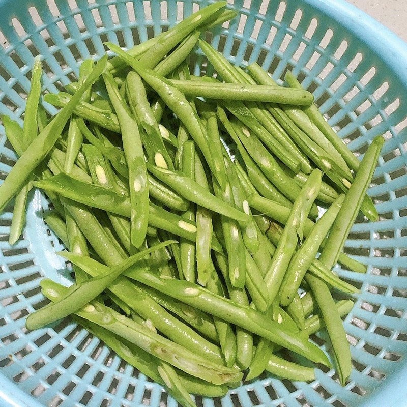 Bước 1 Sơ chế nguyên liệu Mì xào Hàn Quốc với tôm