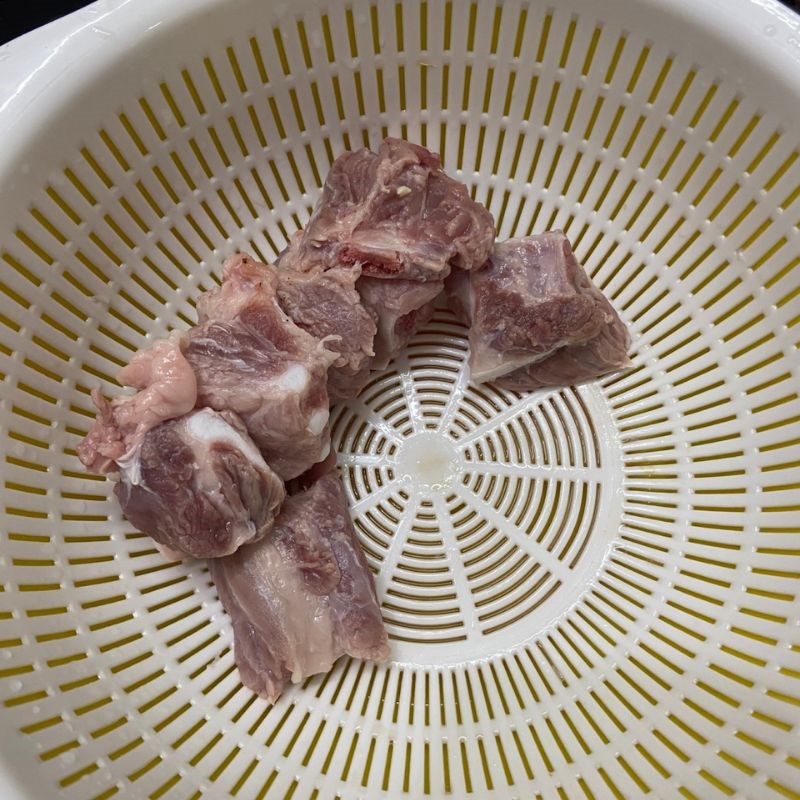 Bước 1 Sơ chế nguyên liệu Sườn rim dứa