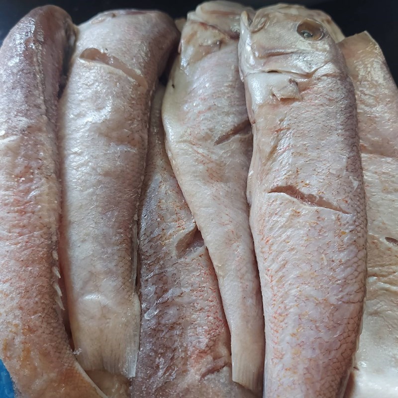 Bước 1 Sơ chế nguyên liệu Cá mắm kho
