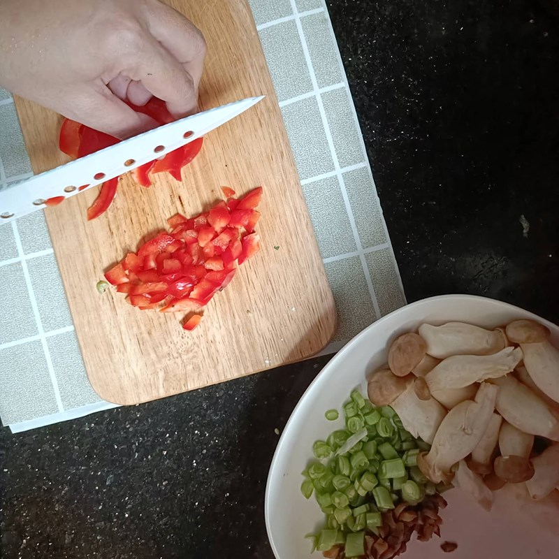 Bước 1 Sơ chế nguyên liệu Mì trộn chay với nấm