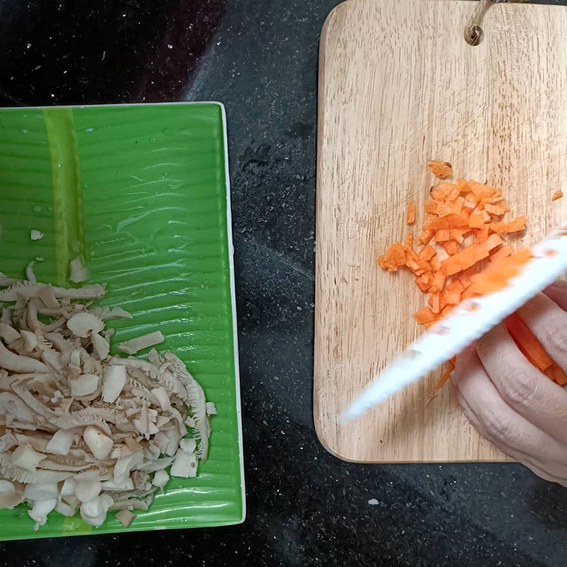 Bước 1 Sơ chế nguyên liệu Mì trộn chay với nấm