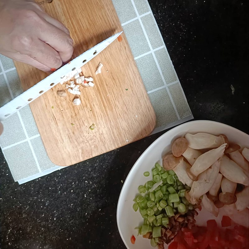 Bước 1 Sơ chế nguyên liệu Mì trộn chay với nấm