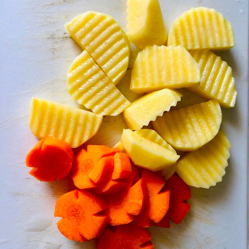 Bước 1 Sơ chế nguyên liệu Đuôi bò hầm khoai tây