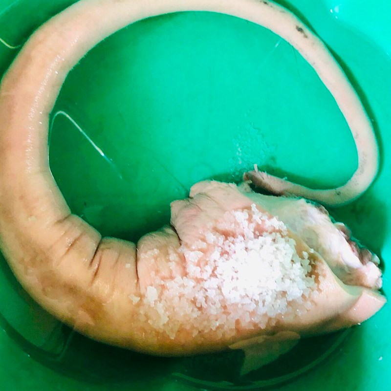 Bước 1 Sơ chế nguyên liệu Đuôi bò hầm khoai tây