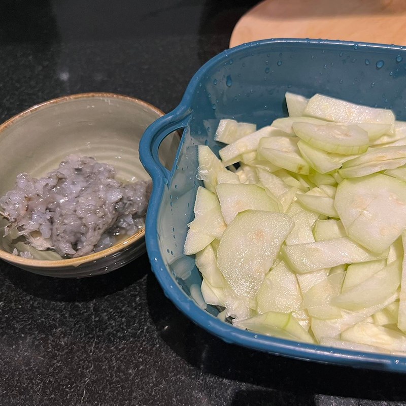 Bước 1 Sơ chế nguyên liệu Canh tôm nấu bầu sọc