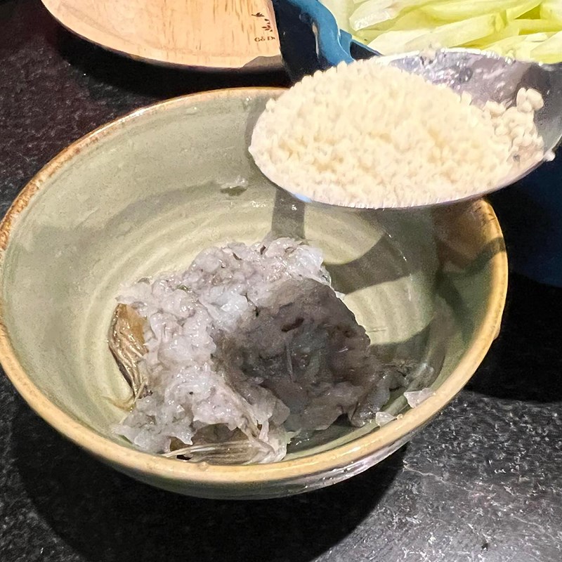 Bước 1 Sơ chế nguyên liệu Canh tôm nấu bầu sọc