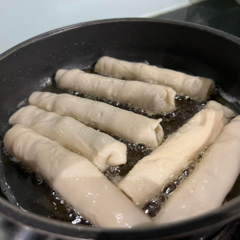 Bước 1 Sơ chế nguyên liệu Mì căn trộn rau răm hành tây