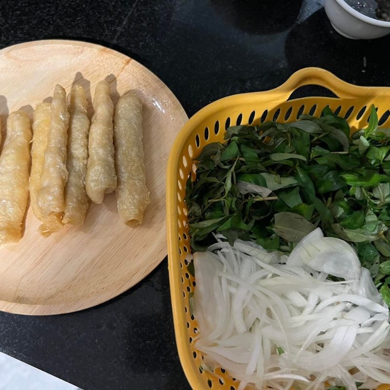 Bước 1 Sơ chế nguyên liệu Mì căn trộn rau răm hành tây