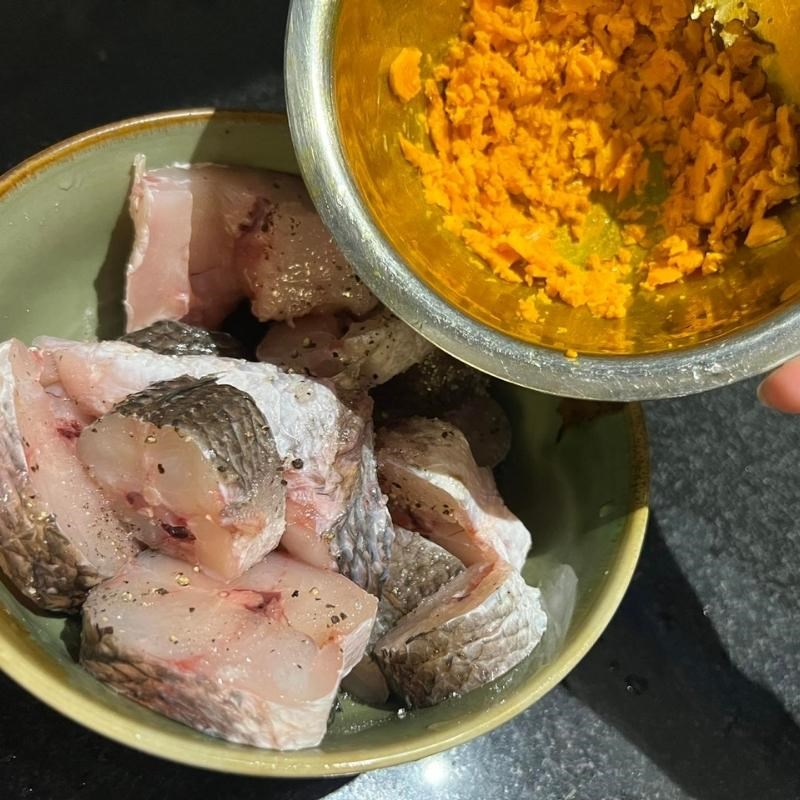 Bước 1 Ướp cá lóc Cá lóc kho nghệ