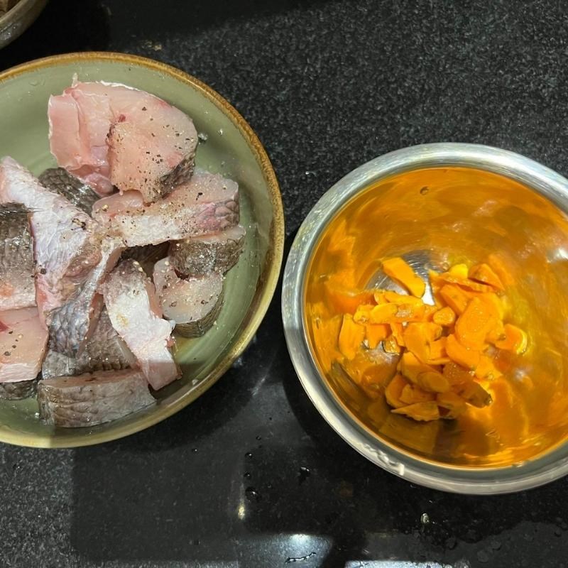 Bước 1 Ướp cá lóc Cá lóc kho nghệ