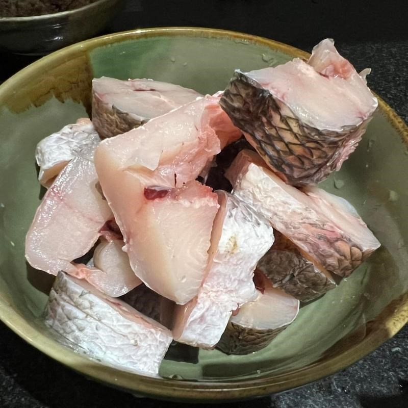 Bước 1 Ướp cá lóc Cá lóc kho nghệ
