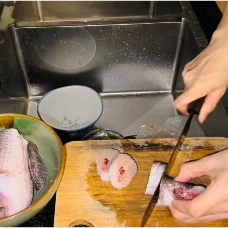 Bước 1 Ướp cá lóc Cá lóc kho nghệ
