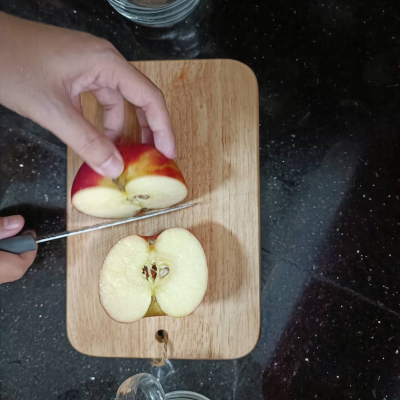 Bước 1 Sơ chế nguyên liệu Kiwi dầm sữa chua với táo