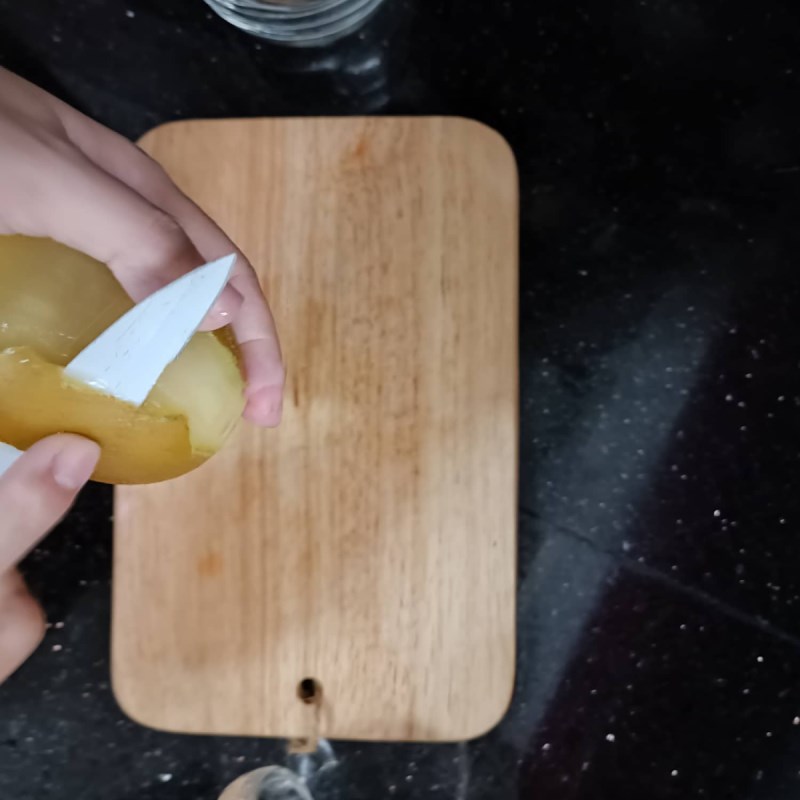 Bước 1 Sơ chế nguyên liệu Kiwi dầm sữa chua với táo