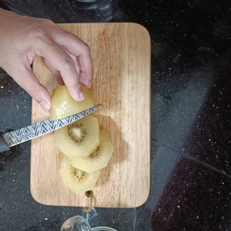 Bước 1 Sơ chế nguyên liệu Kiwi dầm sữa chua với táo
