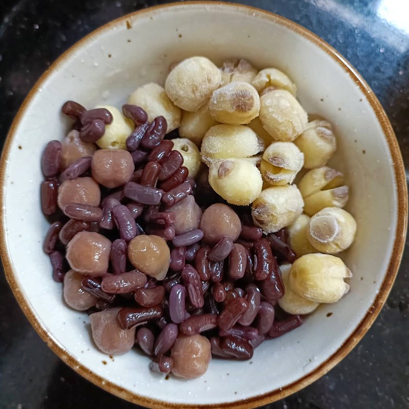 Bước 1 Sơ chế nguyên liệu Bồ câu hầm đậu đen hạt sen