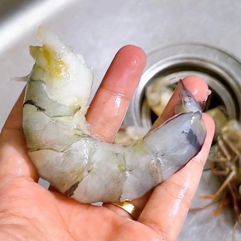 Bước 1 Sơ chế nguyên liệu Takoyaki nhân tôm