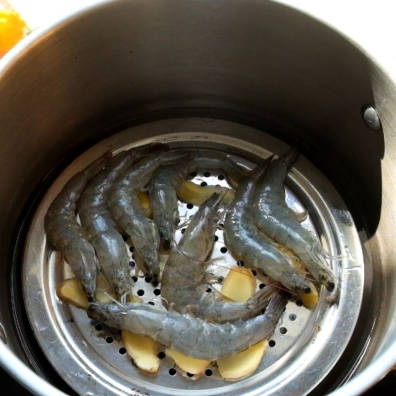 Bước 1 Sơ chế tôm Salad tôm chanh dây