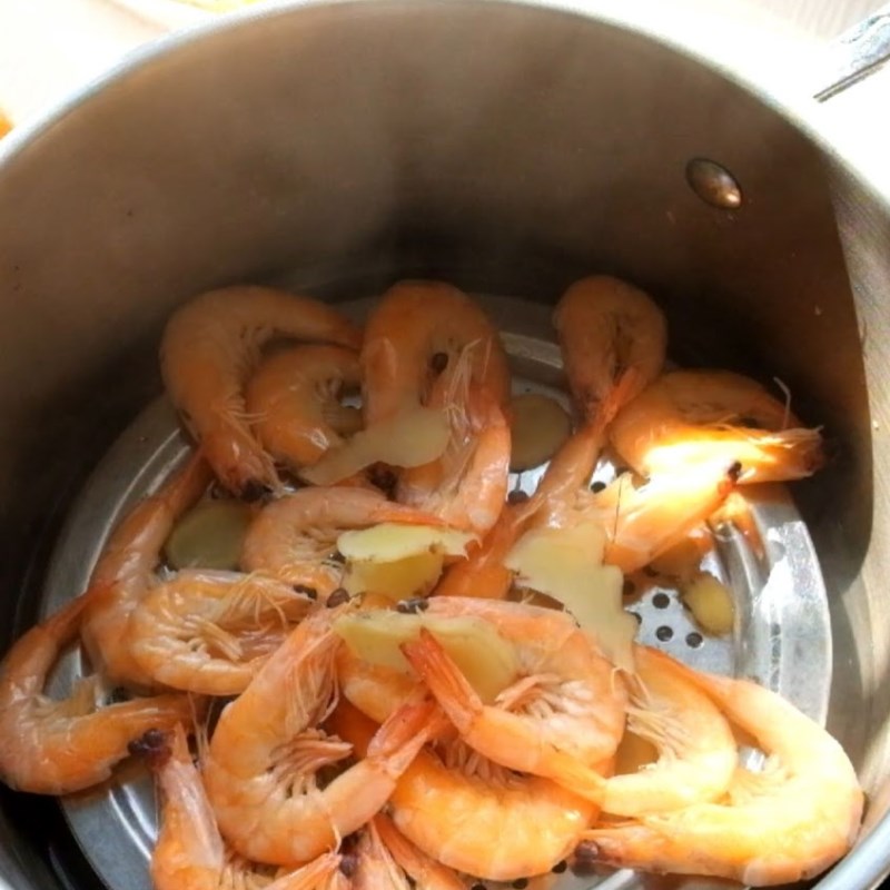 Bước 1 Sơ chế tôm Salad tôm chanh dây