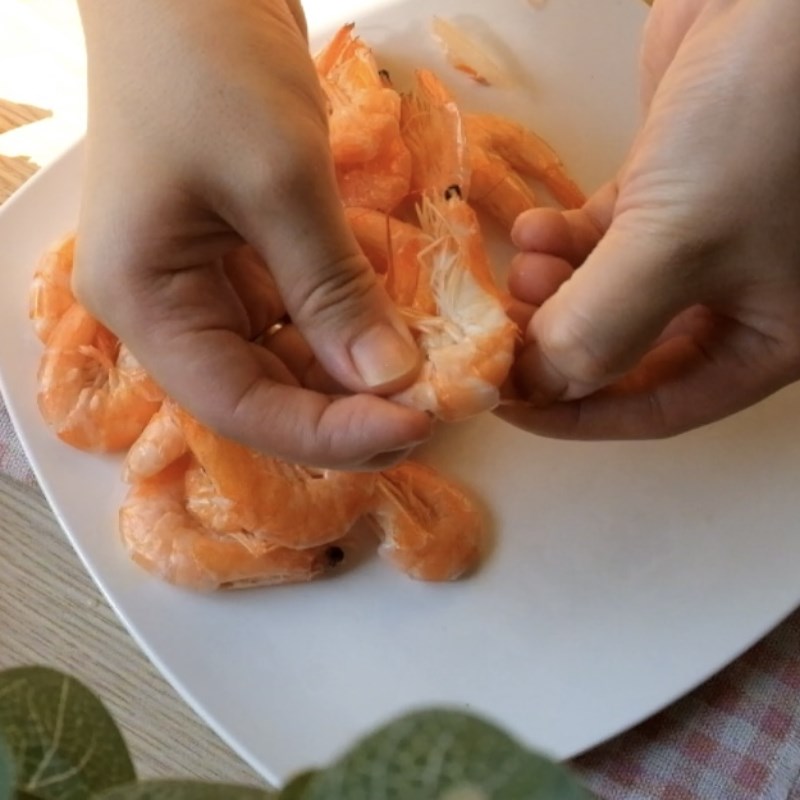 Bước 1 Sơ chế tôm Salad tôm chanh dây