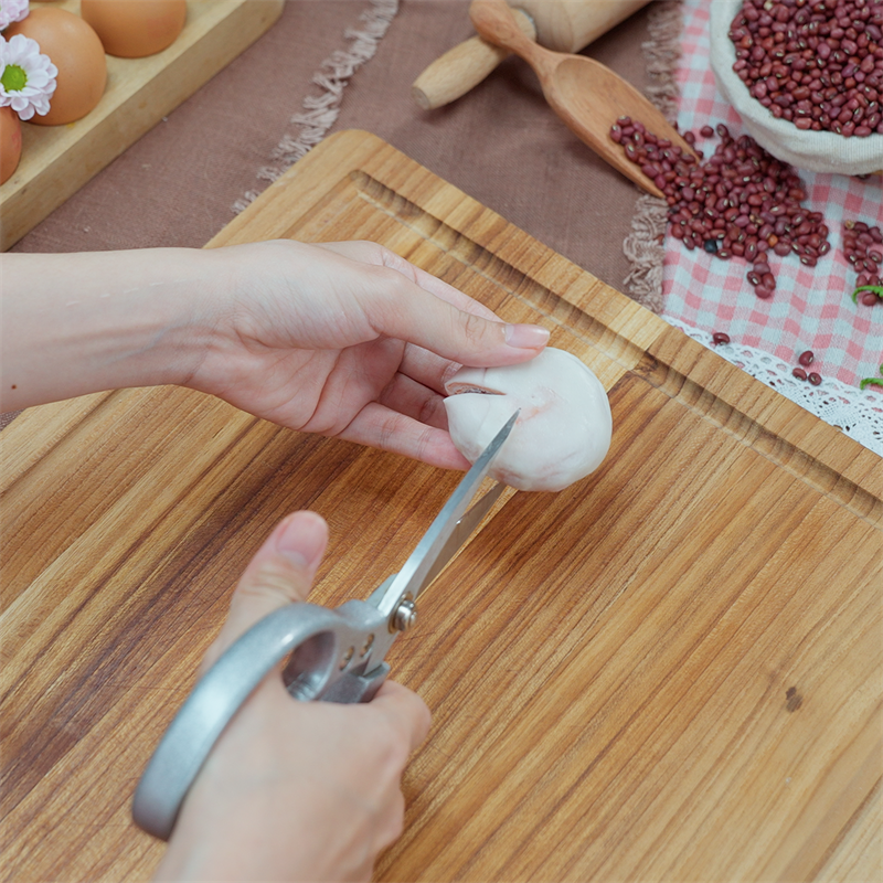 Bước 5 Tạo hình hoa đào Bánh hoa đào ngàn lớp nhân đậu đỏ